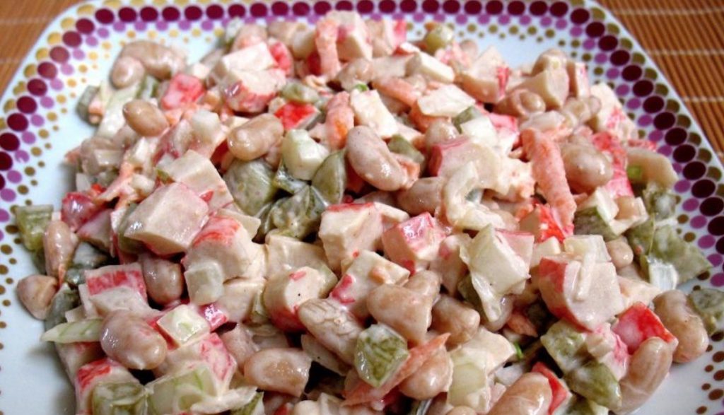 Простой салат с фасолью и крабовыми палочками