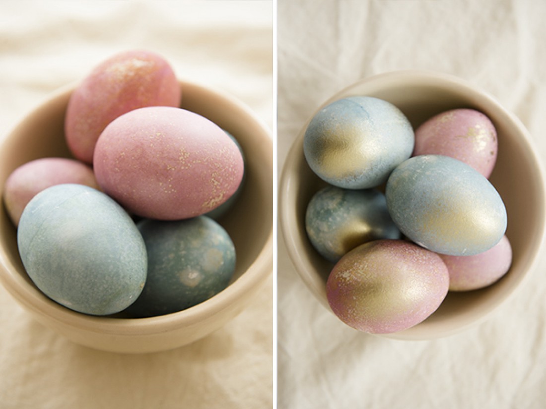 Яйца окрас. Окрашивание яиц. Необычное окрашивание яиц. Цветные яйца. Стильные крашеные яйца.