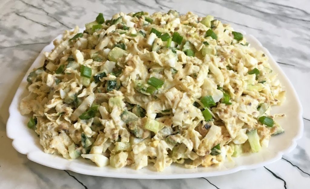 Простой и бюджетный салат с консервами и пекинской капустой
