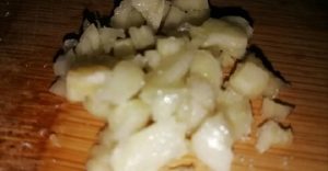 Узнай, зачем посыпать зубчики чеснока солью. Кулинарная хитрость ...