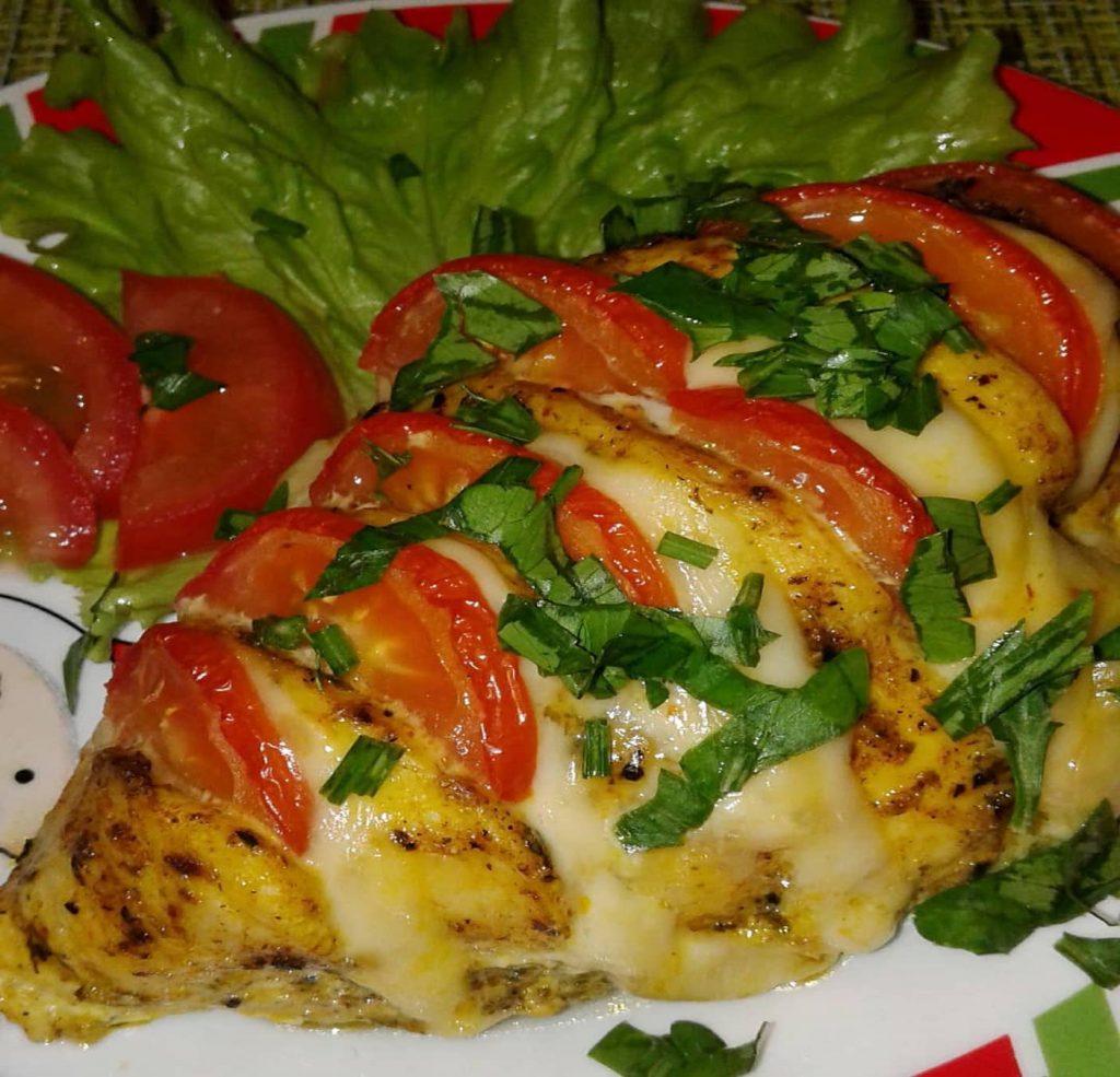 Праздничная куриная грудка "Красотка" с сыром и помидорами