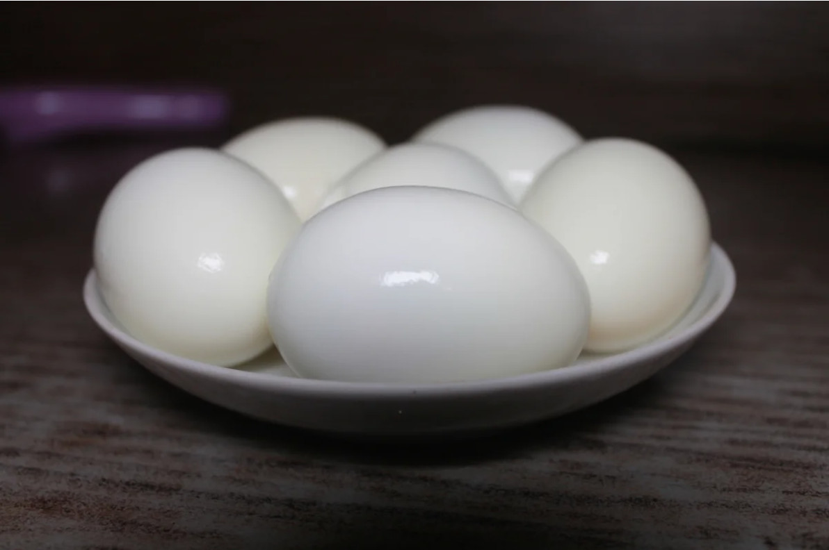 Десять яиц в день. Десяток яиц. Длинное вареное яйцо. Яйцо свет. Вареное яйцо на белом фоне.