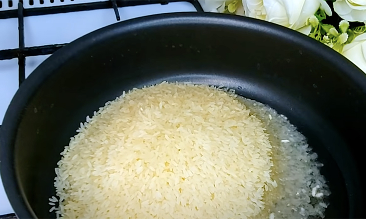 Сколько нужно риса на казан. Рис для казана. Обжарить рис для плова. Узбекский рис. Кладется в плов.