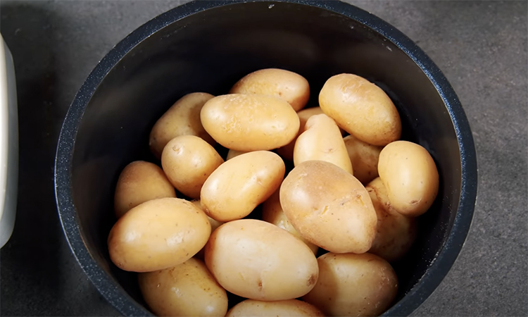 Опустить в кипящую воду картофель. 600 Грамм картошки. Картофель в воде. Водяная картошка. Картошка на воде в сковороде.